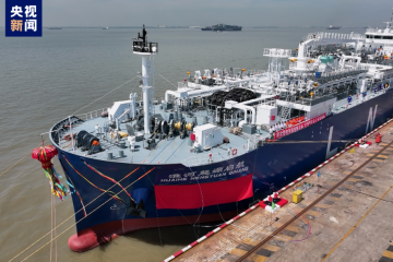 全球首款、中国首制江海直达型（LNG）加注运输船完工交付